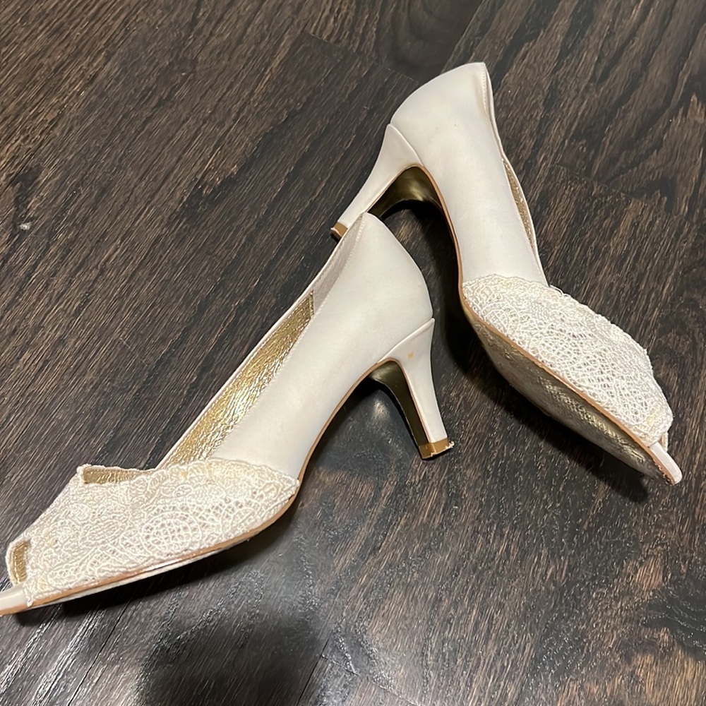Gorgeous lacy white heals